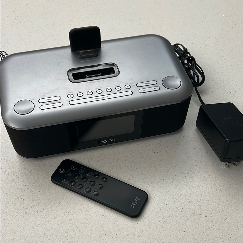 iHome Silver and Black alarm radio docking station ID99